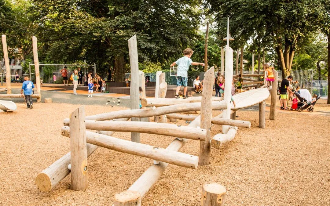 原木堆疊出的遊戲迷宮，模仿過去的自然森林 兒童遊樂場Hoyt-Sullivan Park Playground／Earthscape+Klopfer Martin Design Group