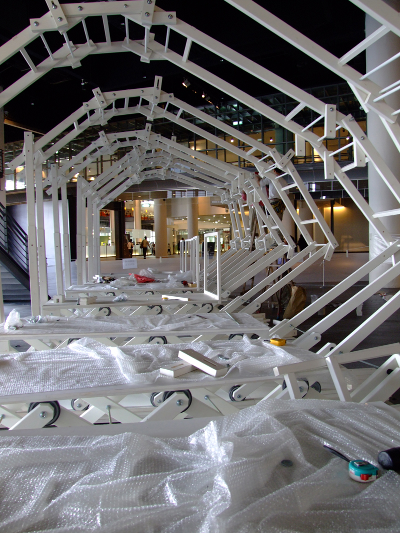 2006年國美館Co6 台灣前衛文件展，主題空間裝置「動•物」Motile Space／漆志剛