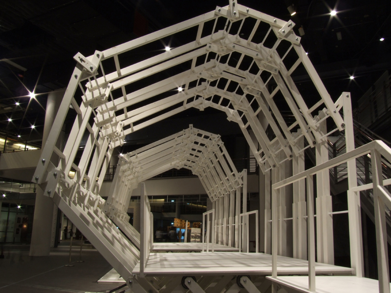 2006年國美館Co6 台灣前衛文件展，主題空間裝置「動•物」Motile Space／漆志剛