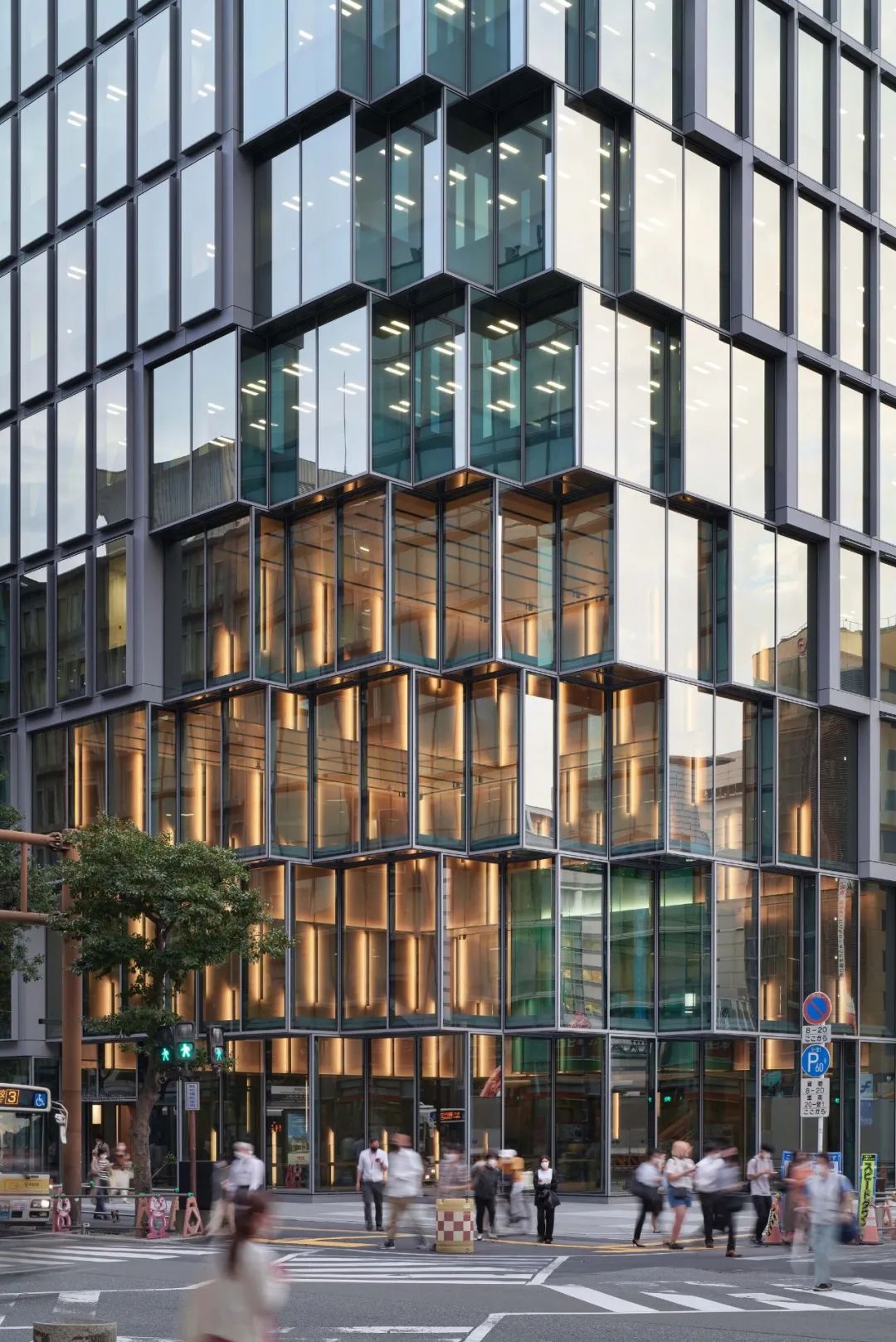 都市街角微退縮連串公共空間,日本福岡天神商業中心Tenjin 都市街角微退縮連串公共空間,日本福岡天神商業中心Tenjin