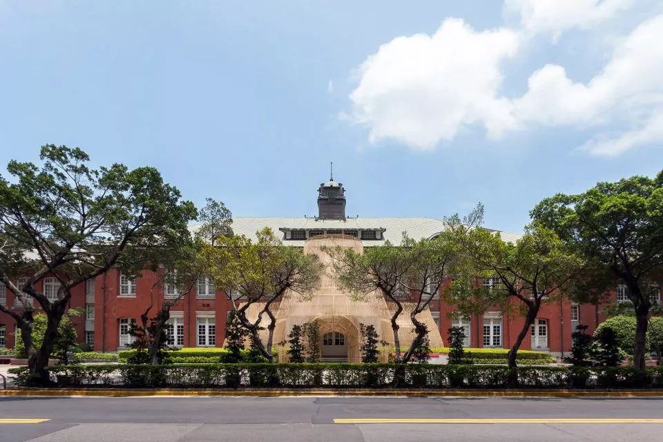 藝術家范承宗耗費兩週現地製作的《筌》，幾乎與台北當代藝術館等高，作品靈感來自「魚筌」（運用竹子或藤條手工編織的捕魚工具）