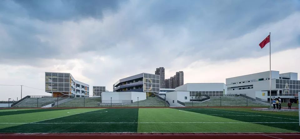 開闊的運動場為城市提供了良好的景觀面 上海嘉定同濟大學附屬實驗小學/劉宇揚建築事務所