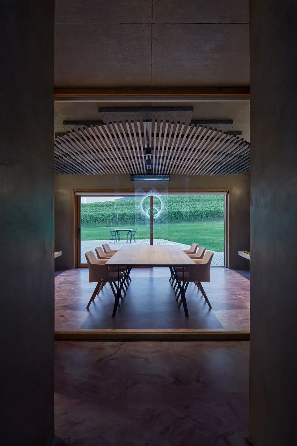 大片玻璃朝向自然 Czech 捷克葡萄酒莊園內的品酒空間 葡萄酒窖Wine Bar Reisten／ORA