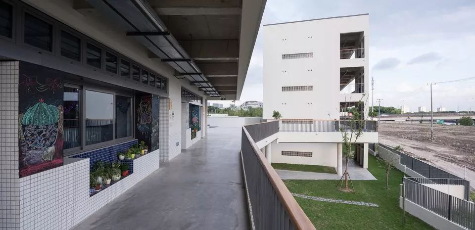 教學大樓之間以半戶外走廊相連 上海嘉定同濟大學附屬實驗小學／劉宇揚建築事務所