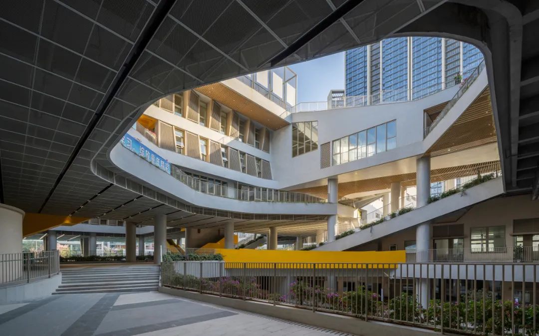小學東院地面層挑空看漫遊系統 Shenzhen School Design Campus 深圳市寶安區上星學校／第伍建築