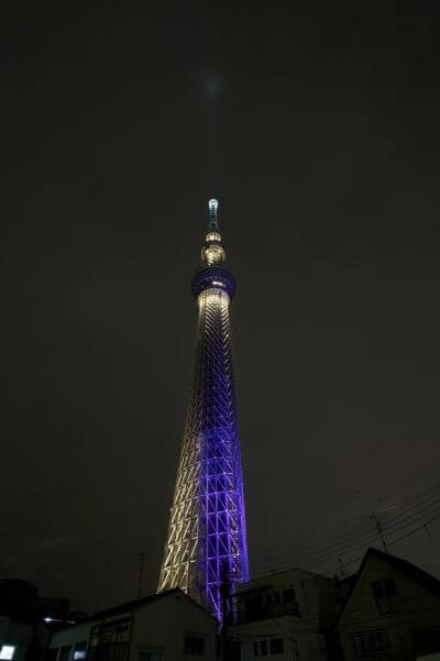 東京晴空塔的夜間照明。以源起江戶孕育的「粋」和喚醒美意識「雅」兩個燈光設計主題；圖片提供：日建設計／Photography：Ken´ichi SUZUKI