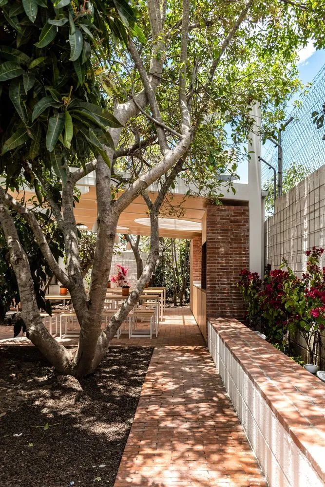 厄瓜多企業辦公室，花園裡的員工休息室／URLO Studio + Juan Ruiz + Amelia Tapia