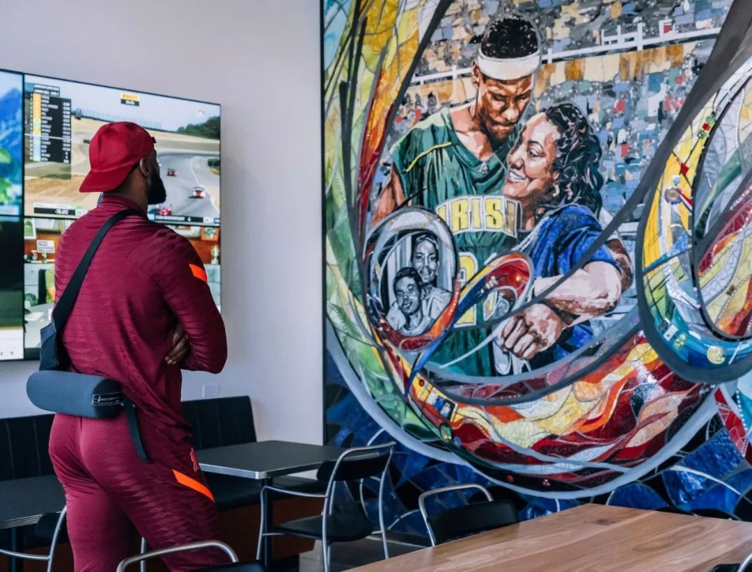 以LEBRON 詹皇母親 (GLORIA JAMES )命名的咖啡廳，牆壁上的馬賽克壁畫   NIKE全球總部勒布朗·詹姆士創新中心LeBron James Innovation Center／Olson Kundig