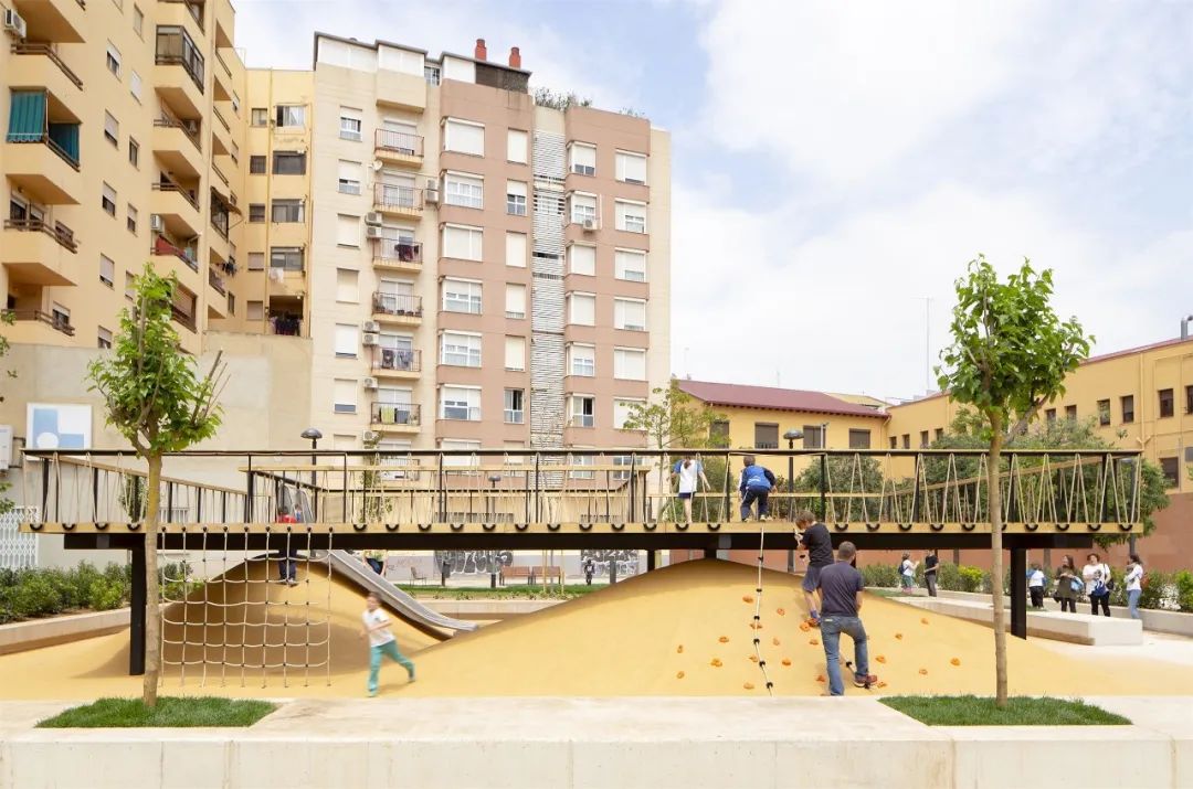 HDH建築事務所設計的Santa María Mazzarello廣場作為一個「遊樂場景觀」,目的在於修復社區中的失落空間,並建立一個休閒娛樂和社交聚會的場所
