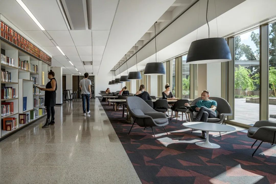 閱覽空間提供舒適的座位 亞利桑那州立大學海登圖書館改造 Arizona State University Hayden Library Reinvention/Ayers Saint Gross