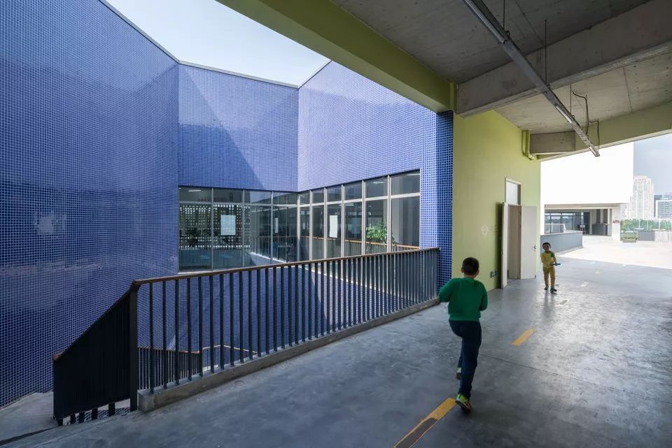 餐廳圍塑出的五邊形天井引入天光 上海嘉定同濟大學附屬實驗小學／劉宇揚建築事務所