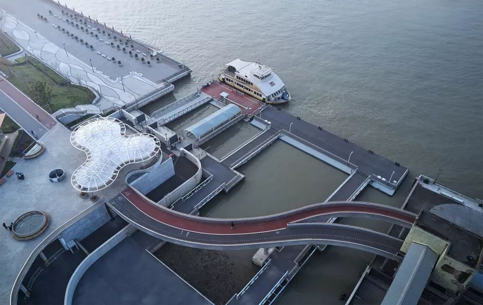 上海民生輪渡站位於民生路東端，北臨黃浦江， 西側連接新華綠地，東側透過慧民橋連接入民生藝術碼頭