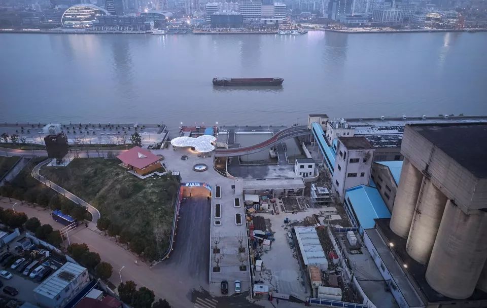 自陸地向水岸鳥瞰