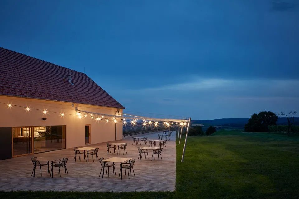 露台夜間景觀 Czech 捷克葡萄酒莊園內的品酒空間 葡萄酒窖Wine Bar Reisten/ORA