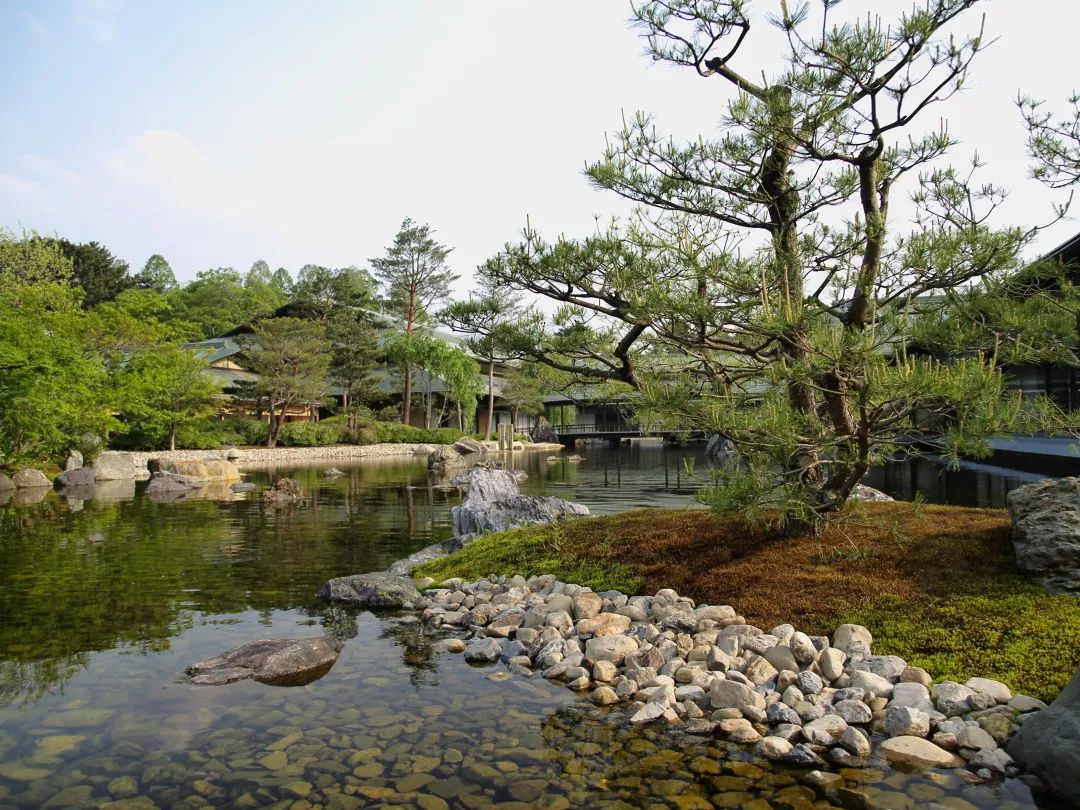 Japan Kyoto Garden 庭院部分結合了寢殿式建築中的「假山、水池、小島、白砂平庭、溪流、瀑布 」六個庭院的基本組成要素 Japan Kyoto Garden 京都迎賓館/日建設計