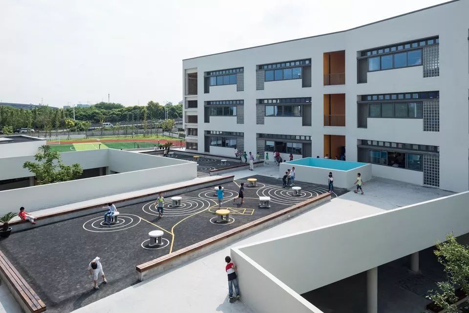 設計的重點呈現空間關繫上的變化和不同 上海嘉定同濟大學附屬實驗小學/劉宇揚建築事務所