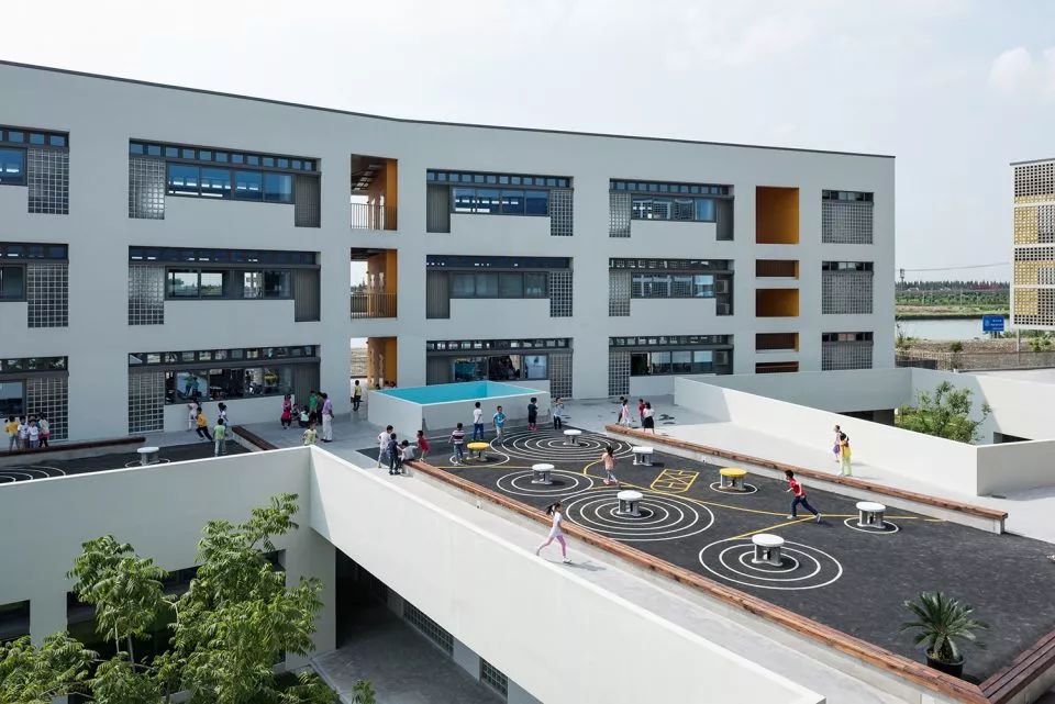 平台上設置了若干個橡膠軟性地坪做為兒童遊樂場 上海嘉定同濟大學附屬實驗小學/劉宇揚建築事務所