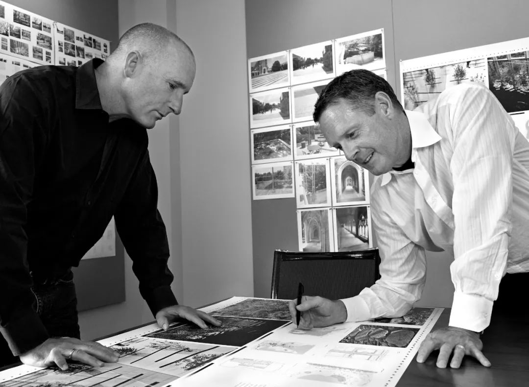Reed Hilderbrand兩位主持人:Douglas Reed (左) 、Gary Hilderbrand (右)