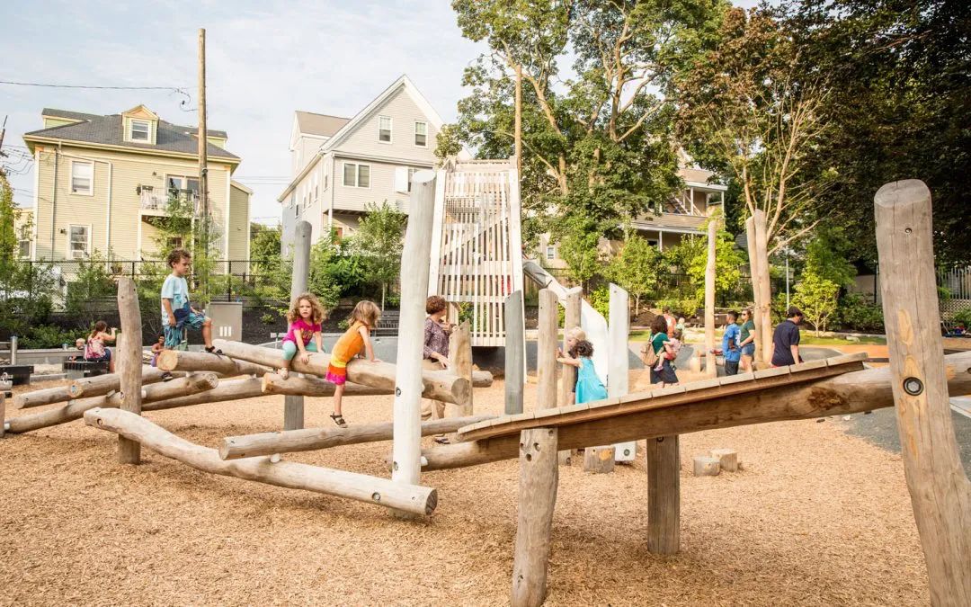 原木堆疊出的遊戲迷宮，模仿過去的自然森林 兒童遊樂場Hoyt-Sullivan Park Playground／Earthscape+Klopfer Martin Design Group