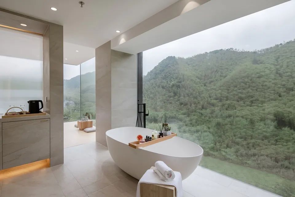 客房內部空間浴室 bedroom suite tub 莫干山淺境·林棲谷隱度假酒店 Cube Hotel/素建築設計事務所 SUA