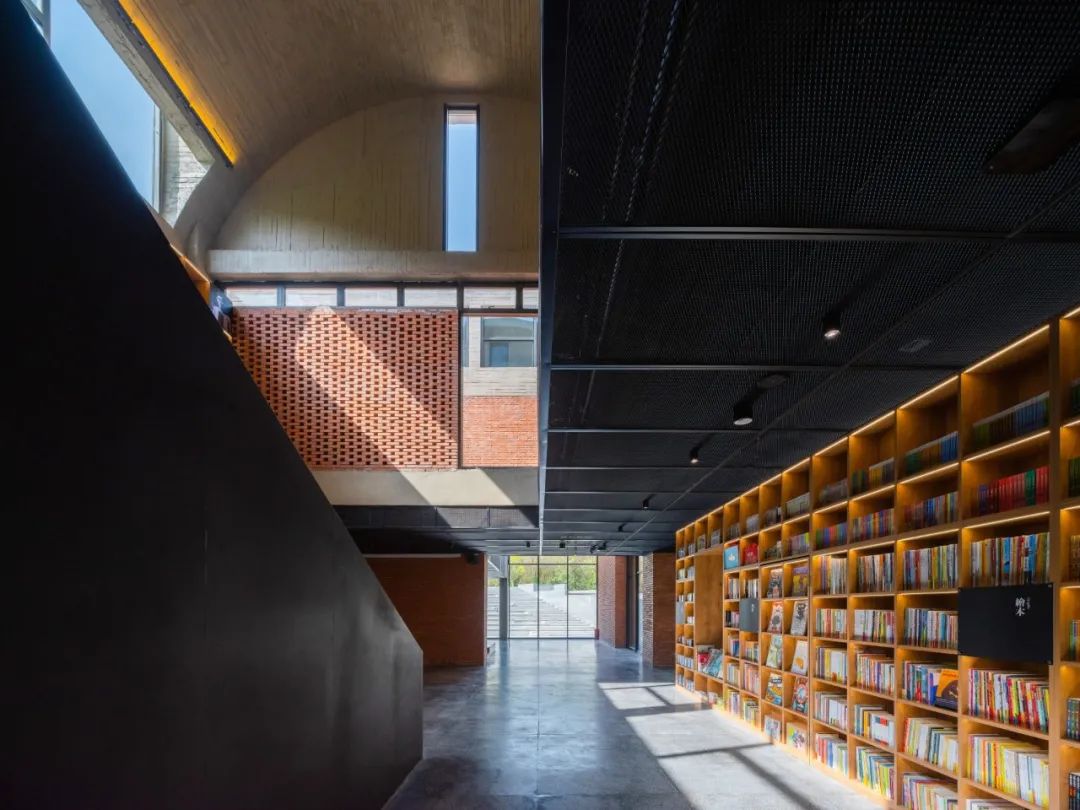 室內書架 © 時差影像 礦區修復 南京湯山先鋒坑礦書店/東南大學建築學院+藝合境建築事務所