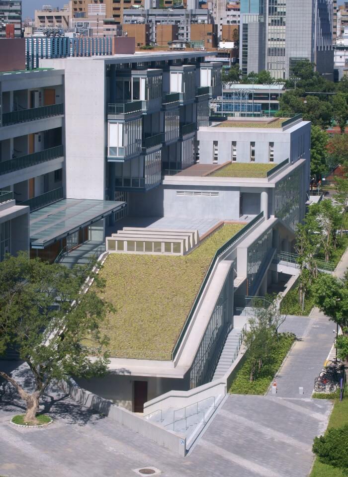 北側露台及綠化空間，台大博雅館／境向聯合建築師事務所