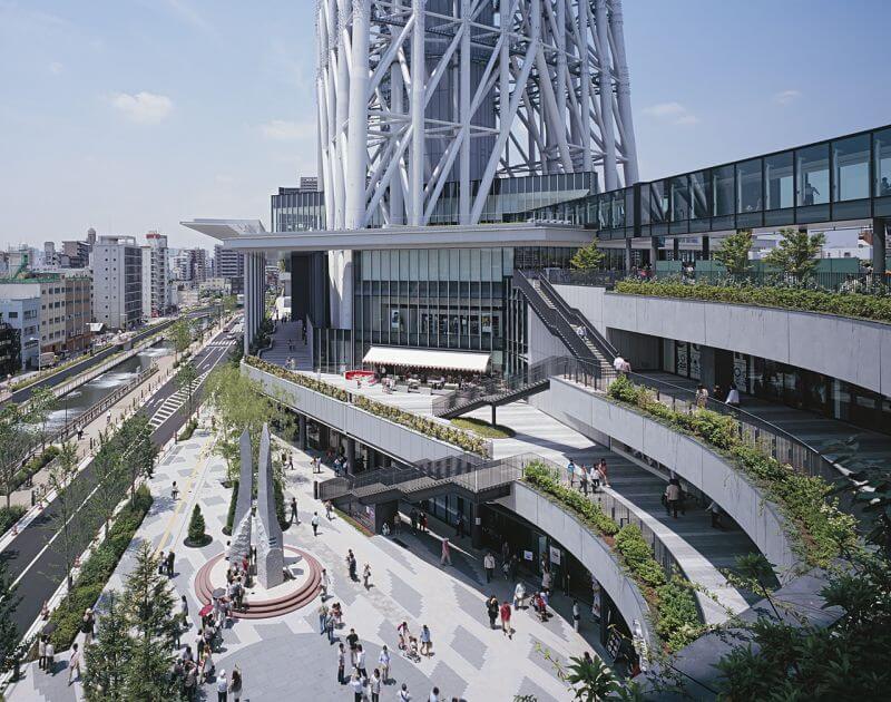 晴空塔和低層商業的戶外廣場平台。狹長的基地善用塔、廣場和內部的連結,延伸商業迴游動線;圖片提供:日建設計/Photography:Ken´ichi SUZUKI