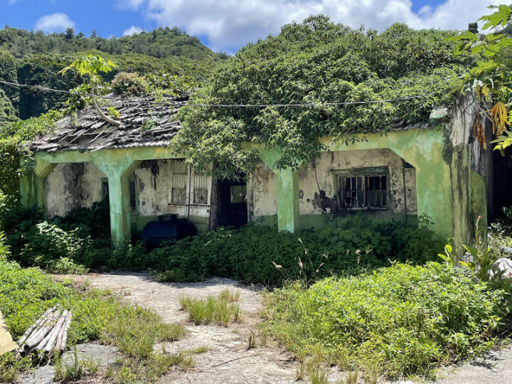 台東縣長饒慶鈴表示,綠島地區因其獨特的地理環境及人文歷史,發展出特殊咾咕石屋及聚落風貌,透過修建、活化咾咕石屋不僅能活絡在地文化發展,也能讓遊客發現綠島另一個迷人之處。(台東縣政府提供)