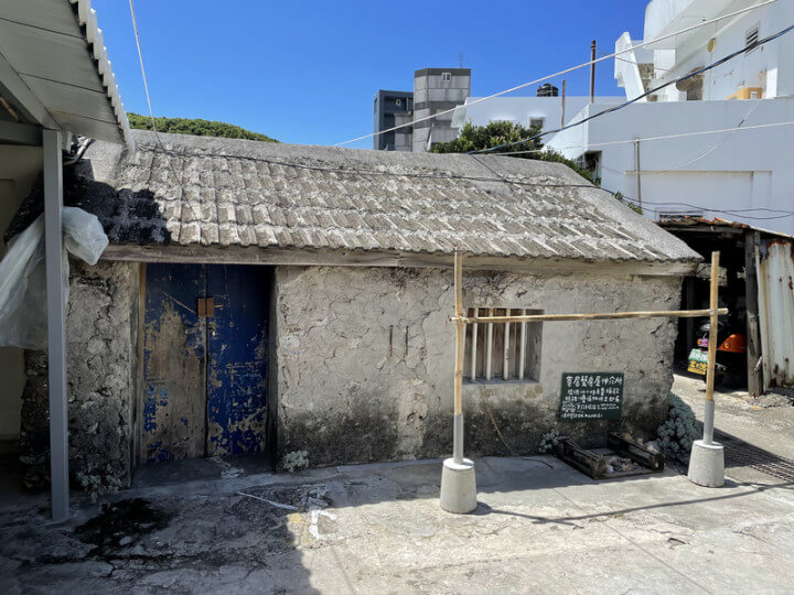 台東縣政府文化處指出,綠島地區傳統房舍多以珊瑚礁岩「咾咕石」砌成,綠島傳統石屋格局方正、牆壁厚、較低矮、門窗也小,縣府推動老建築保存再生計畫盼喚起民眾對老厝的重視。(台東縣政府提供)