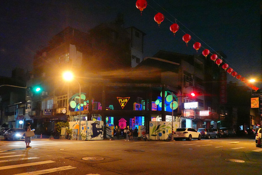 2021第三屆鈴蘭通散步納涼會：「逃亡計劃Escape Plan X」為台中市中區「卓也小屋」創作螢光塗鴉，呈現特殊的夜光效果