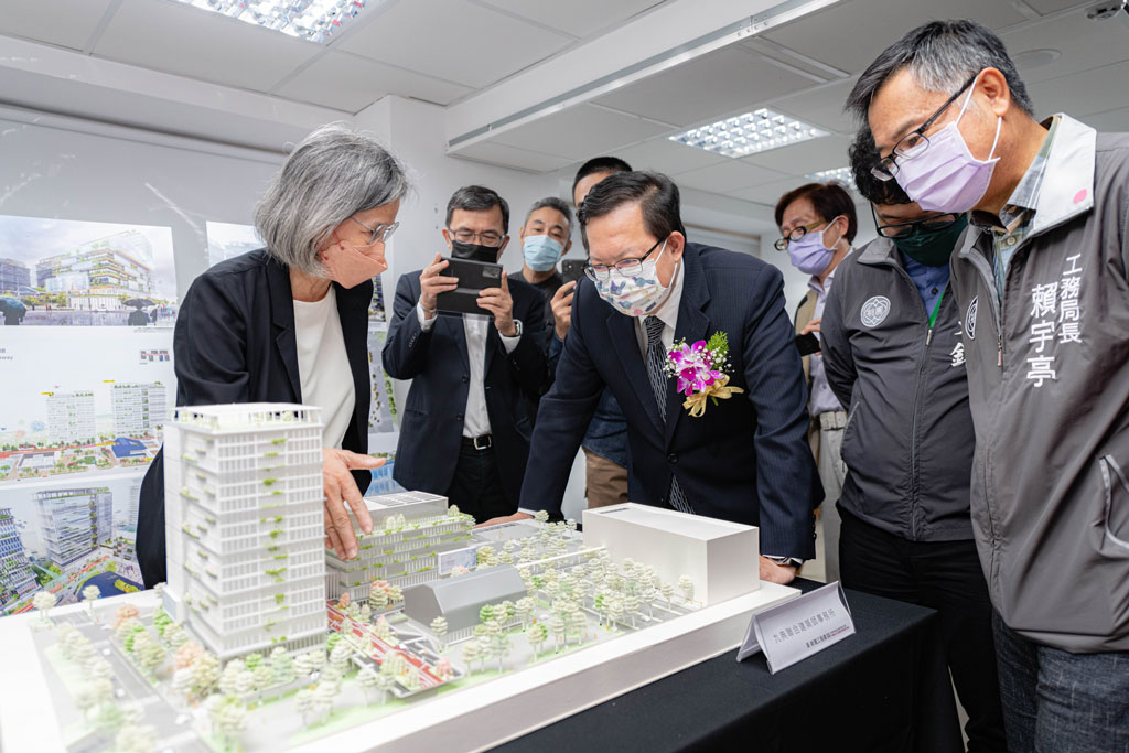 張清華建築師向桃園市長鄭文燦介紹「亞洲.矽谷創新研發中心新建工程」規劃設計