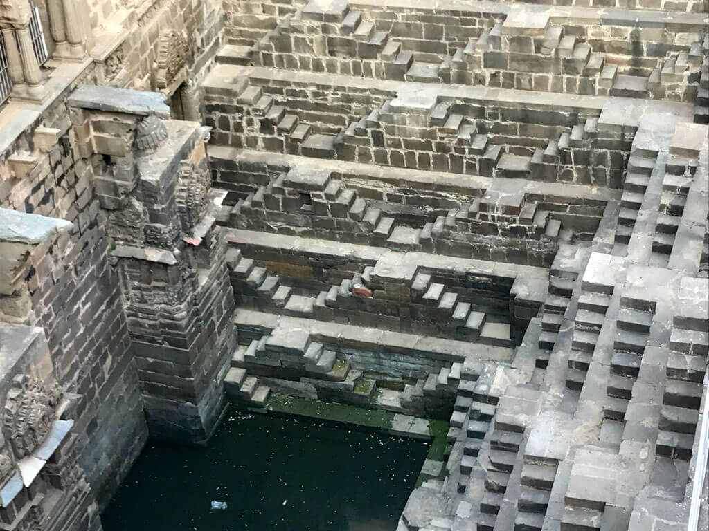 月亮井(Chand Baori)是一座階梯井,位於印度拉賈斯坦邦齋浦爾附近的Abhaneri。