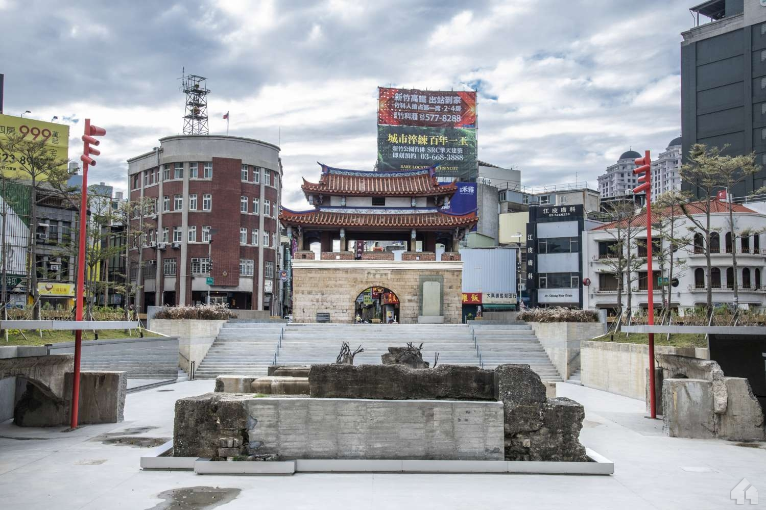 新竹「東門城廣場」是步行城市計畫重要的一環,是年輕學子練舞聖地,堪稱「最親民的古蹟」,改造由建築師邱文傑操刀,將原有廣場重整出更大空間,3座古橋墩也重見天日
