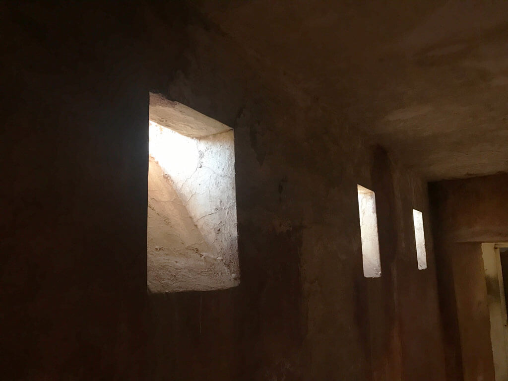 琥珀堡喇吧口開窗 琥珀堡(印地語:आमेर क़िला,Amer Fort)位於印度拉賈斯坦邦齋浦爾以北11公里的山丘上,是齋浦爾地區的主要名勝
