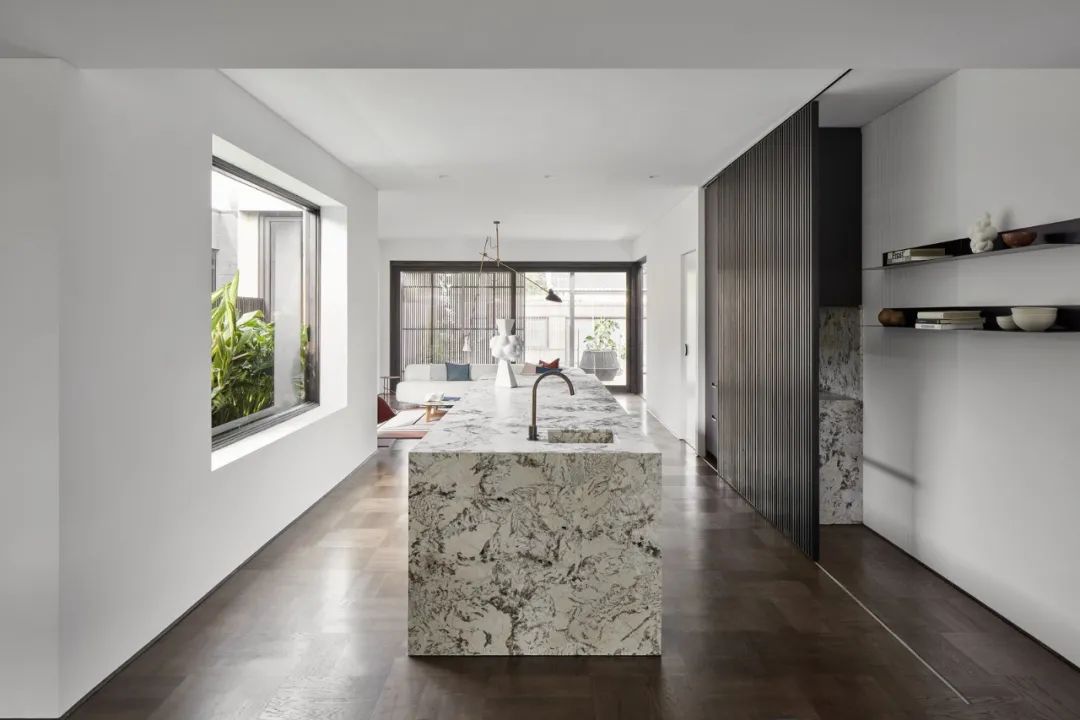 廚房中島 kitchen counter 澳洲格柵住宅 Shutter House Interior Design 室內設計／State of Kin Studio澳洲