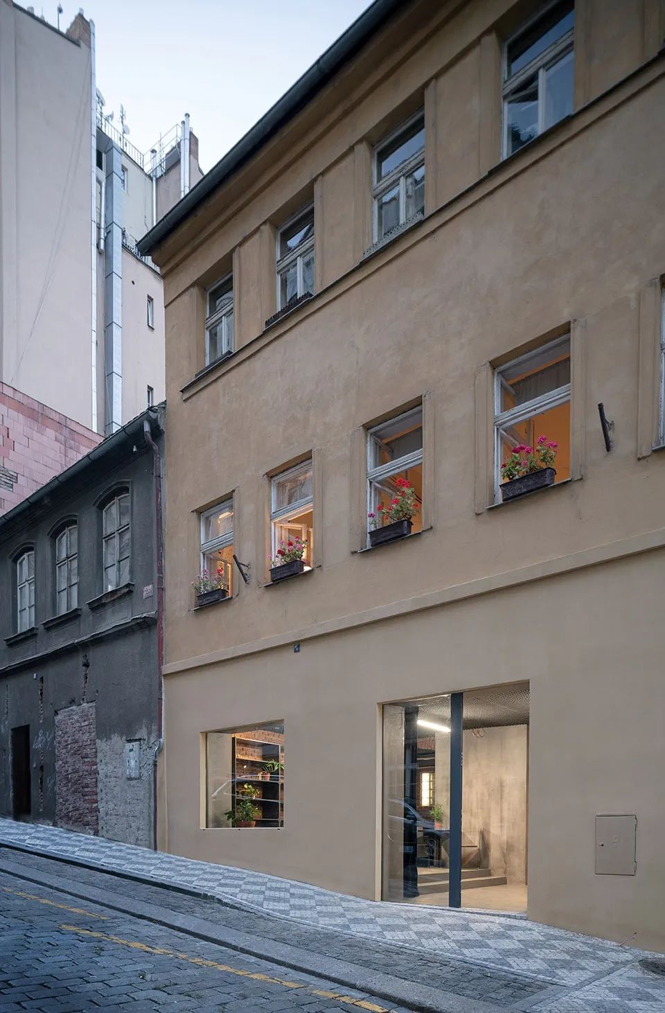 Krymská酒吧座落於布拉格Francouzská街道和Krymská街道之間的一幢公寓大廈的地面層,是一個具有餐飲機能,且可以舉辦小型文化活動的多機能空間,設計風格帶有原始質樸之美,整個空間縈繞在優雅獨特的氛圍中