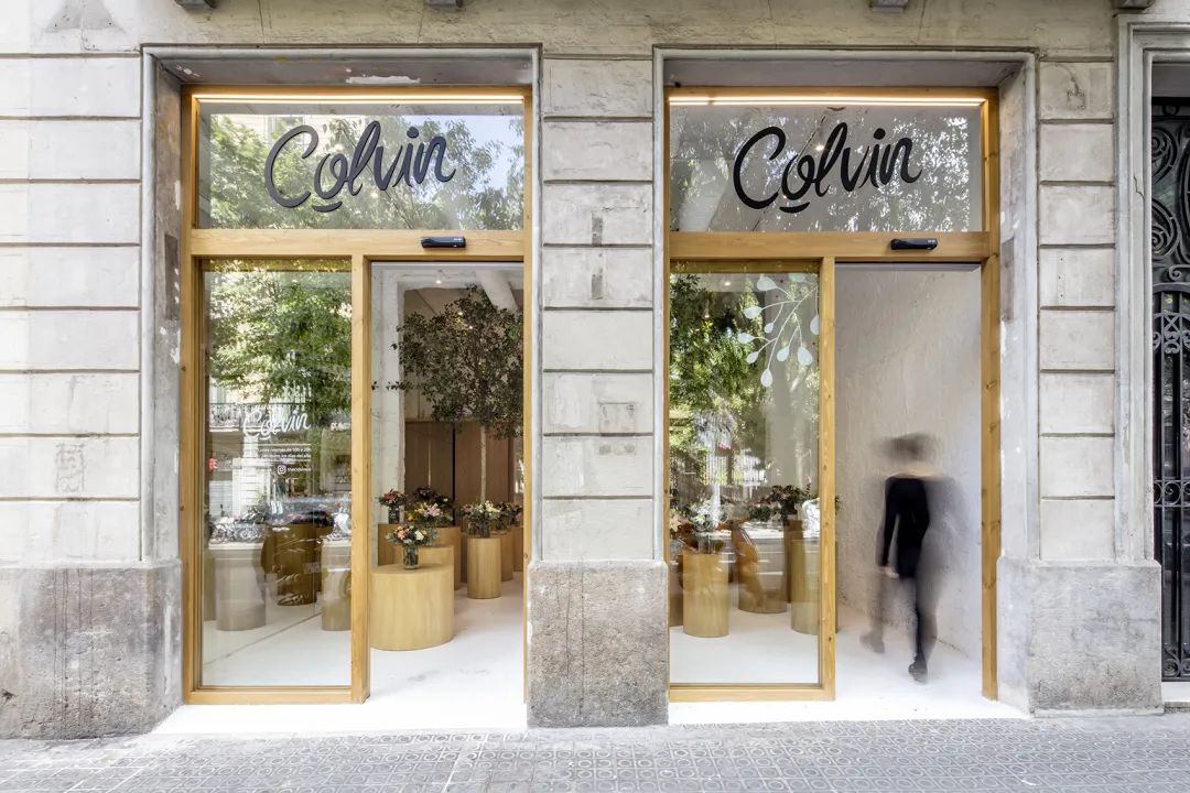 臨街道面的店鋪外觀©Adrià Goula 巴塞隆納花店室內設計 Spain Barcelona Colvin Florist interior design/Roman Izquierdo Bouldstridge
