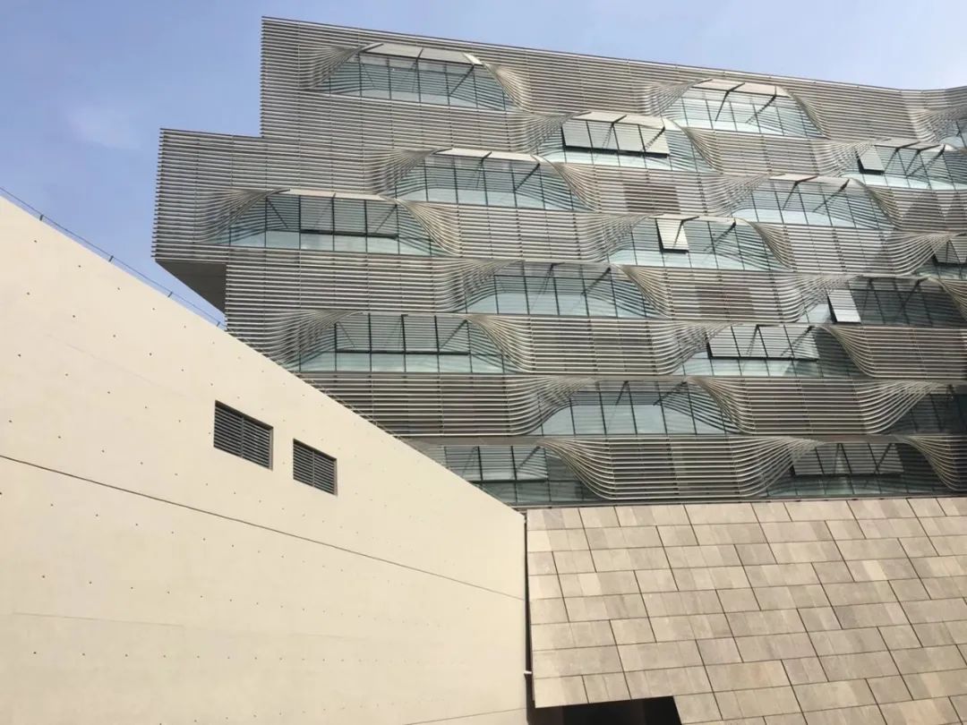 外立面遮陽:Front Inc.「眼瞼」鋁製格柵窗系統 Dissona Work Live Complex 東莞迪桑娜皮具工業園 China Dongguan Factory/Diller Scofidio+Renfro