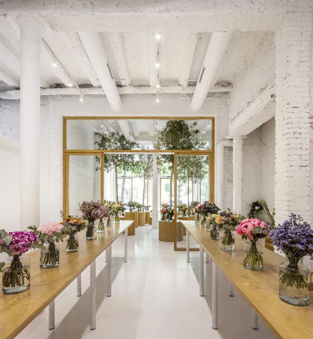 工坊與展示區之間由玻璃滑門相隔©Adrià Goula 巴塞隆納花店室內設計 Spain Barcelona Colvin  Florist interior design／Roman Izquierdo Bouldstridge