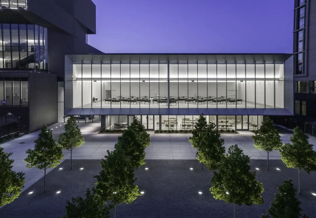 餐廳和大學廳立面夜間景觀 芝加哥大學大衛·魯賓斯坦論壇大樓David M. Rubenstein Forum Chicago Univeristy／Diller Scofidio + Renfro