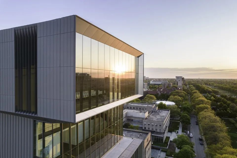 The Forum design integrates new bird safe technology into its glass facade 玻璃帷幕牆融入了新的鳥類保護技術 芝加哥大學大衛·魯賓斯坦論壇大樓David M. Rubenstein Forum Chicago Univeristy／Diller Scofidio + Renfro
