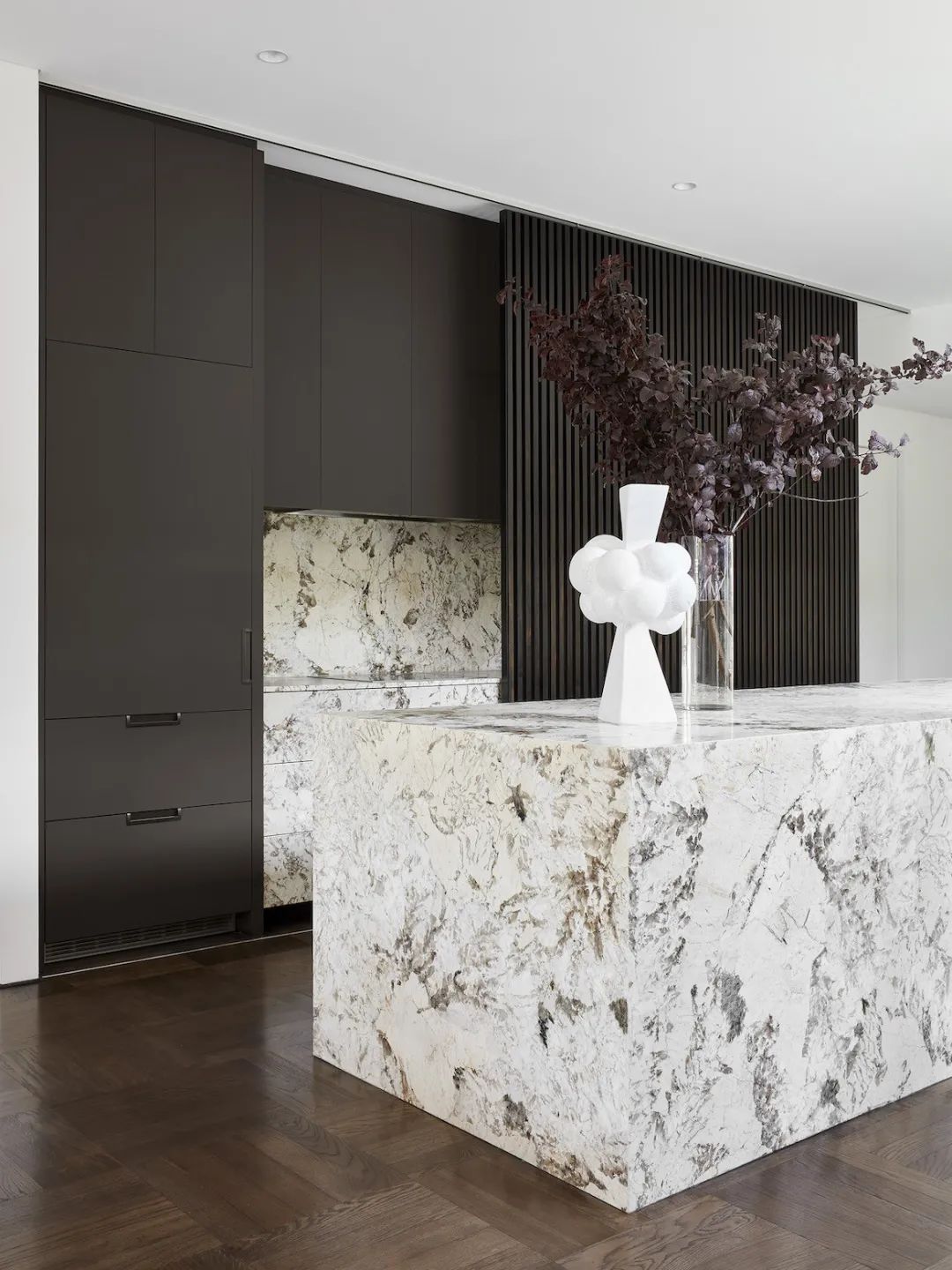 廚房中島 kitchen counter 澳洲格柵住宅 Shutter House Interior Design 室內設計／State of Kin Studio澳洲