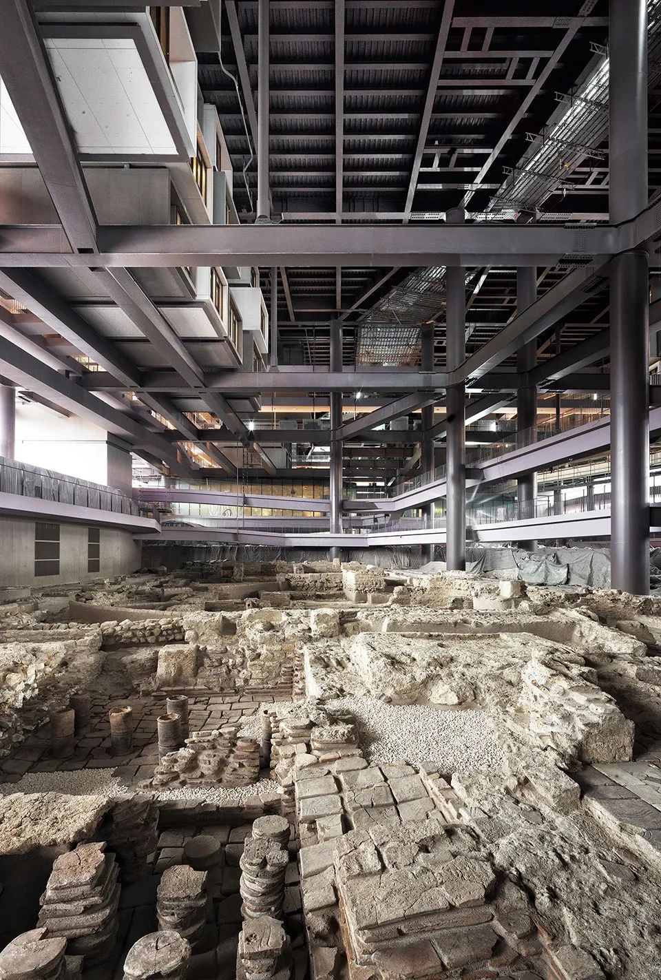 酒店內部空間，可以看到鋼結構就在考古基地上方 ©Studio Majo 土耳其安塔基亞博物館酒店The Museum Hotel Antakya／Emre Arolat Architecture