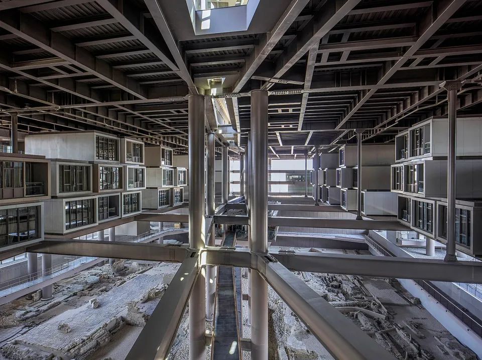 酒店內部空間可以看到模組化的客房 土耳其安塔基亞博物館酒店The Museum Hotel Antakya／Emre Arolat Architecture