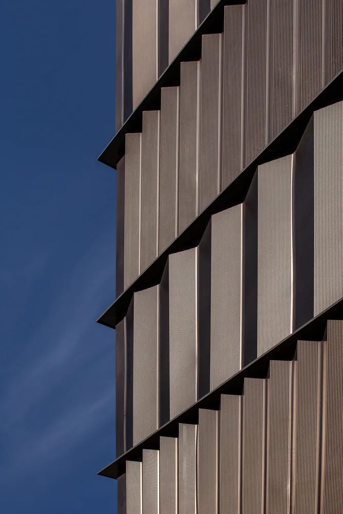 外殼採用黑色烤漆鋁板 black metal facade 法國波城共和國綜合大樓Pau Republic Complex／Ameller Dubois