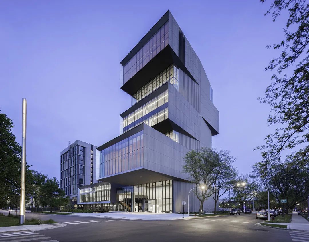 從Woodlawn大街望向建築 芝加哥大學大衛·魯賓斯坦論壇大樓David M. Rubenstein Forum Chicago Univeristy／Diller Scofidio + Renfro