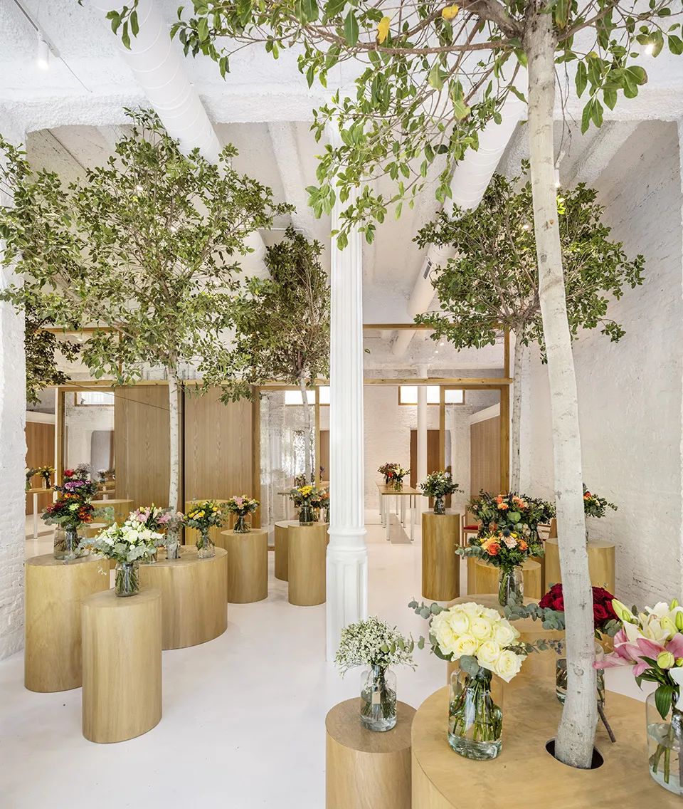 由展示區望向工作坊©Adrià Goula 巴塞隆納花店室內設計 Spain Barcelona Colvin  Florist interior design／Roman Izquierdo Bouldstridge
