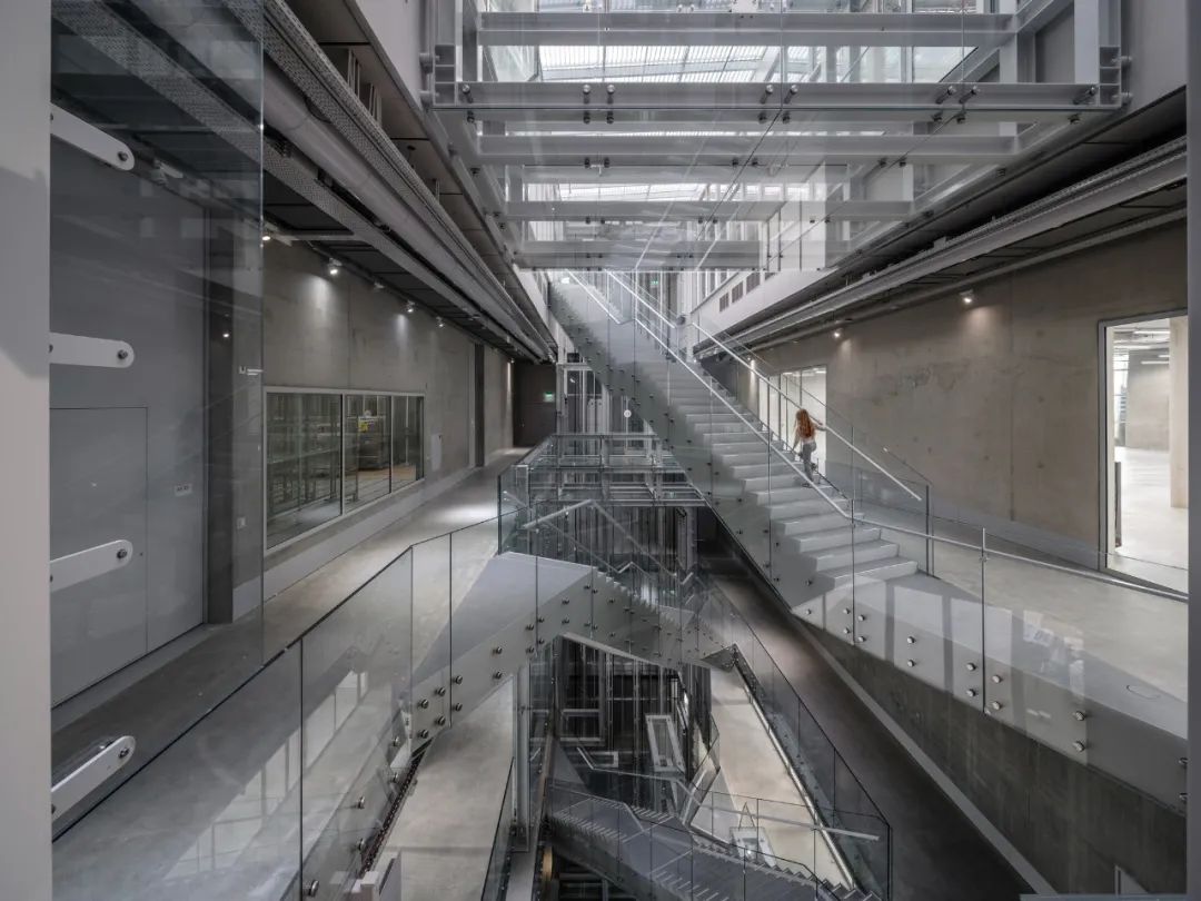 中庭是Depot公共藝術倉庫內部最吸引人的空間，縱橫交錯的樓梯與儲藏空間的通透開窗 荷蘭美術館公共藝術倉庫Depot Boijmans Van Beuningen／MVRDV
