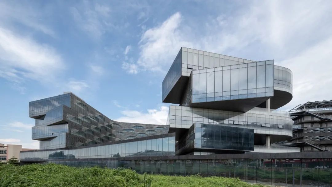外立面遮陽:Front Inc.「眼瞼」鋁製格柵窗系統 Dissona Work Live Complex 東莞迪桑娜皮具工業園 China Dongguan Factory/Diller Scofidio+Renfro