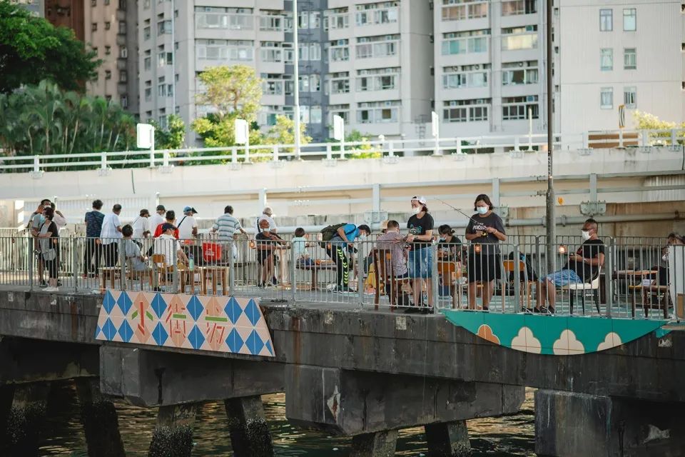 橋下空間轉變為熱鬧休閒的社交場所 香港北角公眾碼頭 小街坊社區營造/一持工作室 + REhyphenatione